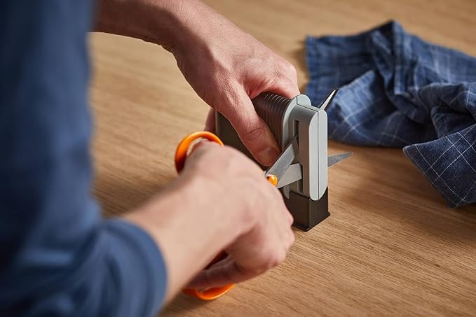 Fiskars Clip-Sharp Scissors Sharpener, Total Length: 4 cm, plastic, 1000812